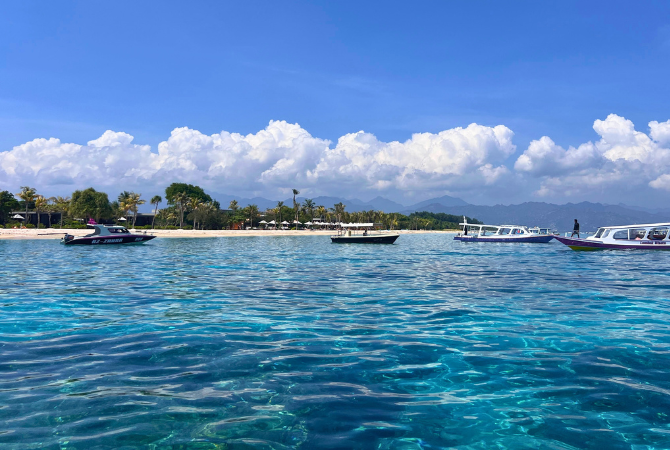 前往巴丹拜碼頭 → Gili Trawangan → 海邊飯店入住 → 海岸騎馬 & 單車探索