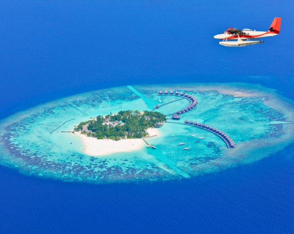早餐後退房→居民島上自由活動→回到機場島→飛往吉隆坡(機上跨夜)