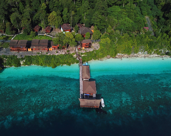 台北→雅加達機場→貝勞機場→乘坐快艇進馬拉圖→檢查裝備、測潛→渡假村晚餐